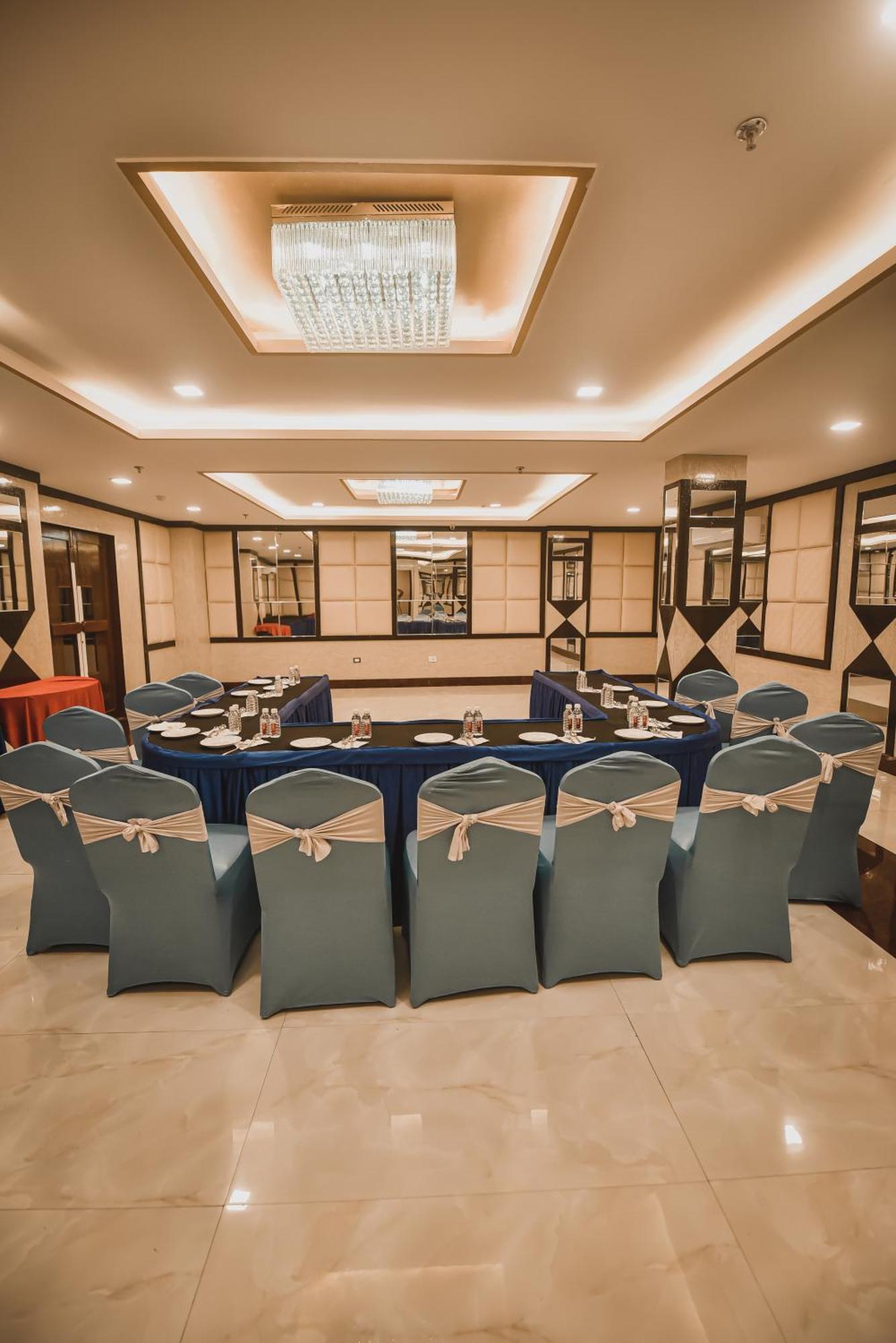 Konark Grand Hotel Mirzāpur Exterior foto