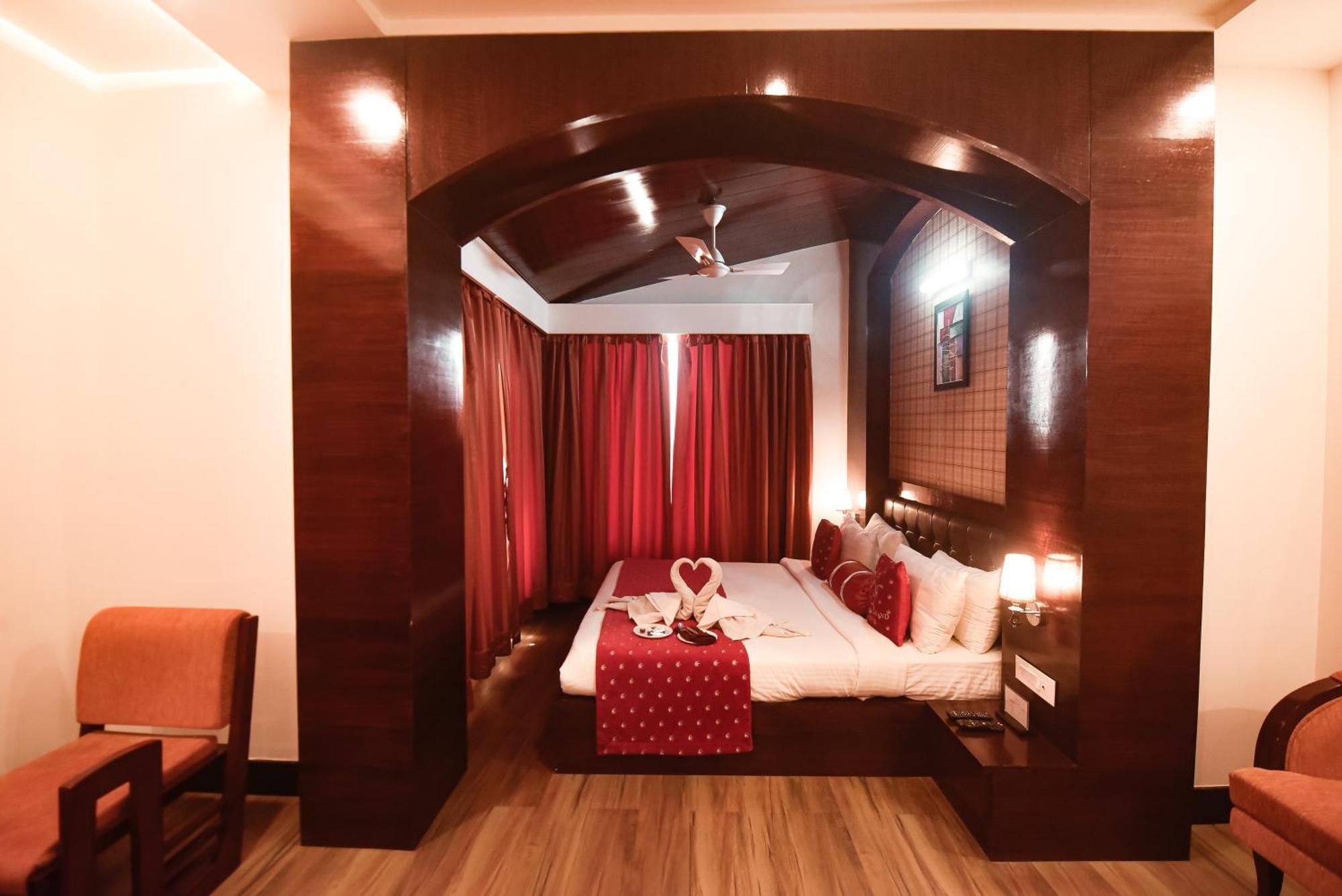 Konark Grand Hotel Mirzāpur Exterior foto
